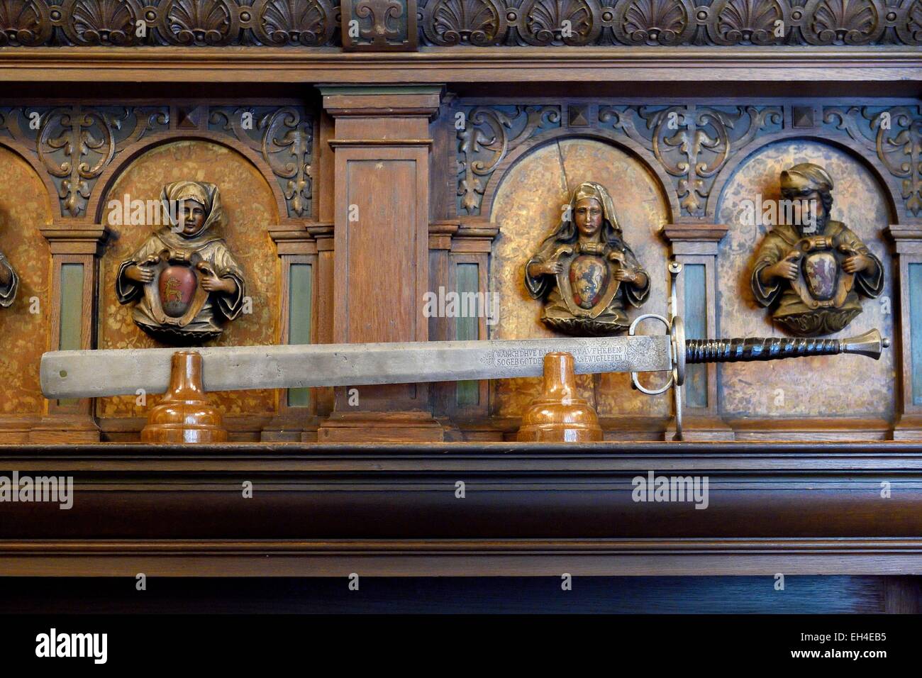 La Roumanie, la Valachie, le château de Peles de Sinaia, ancienne résidence royale construite entre 1875-1883 pour le Roi Carol I de Roumanie, le Grand Manège ou l'Arsenal, l'épée du bourreau du 16ème siècle utilisé pour décapiter le noble Banque D'Images