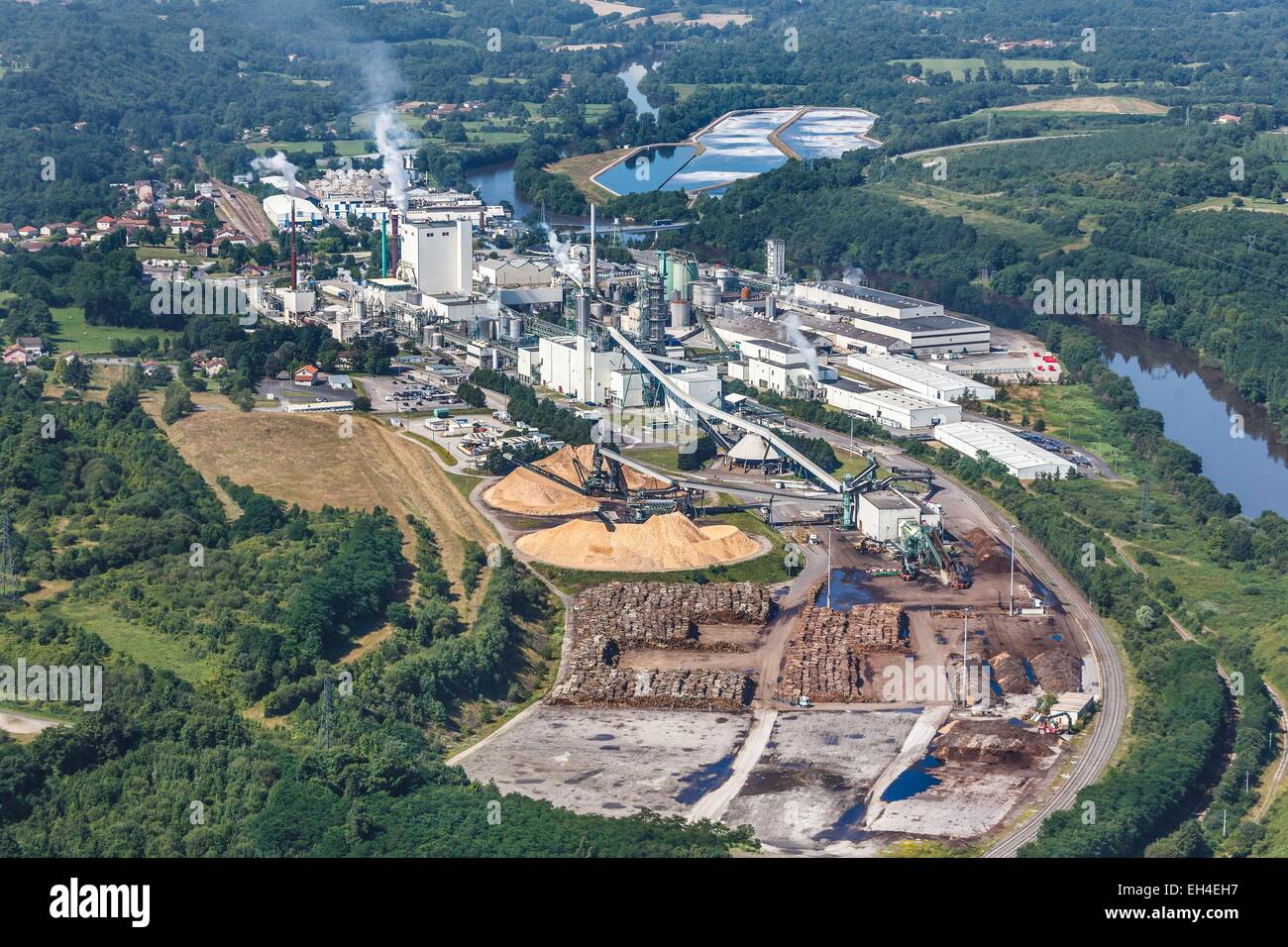 France, Haute Vienne, Saillat sur Vienne, International Paper SA usine de papier sur la Vienne (vue aérienne) Banque D'Images