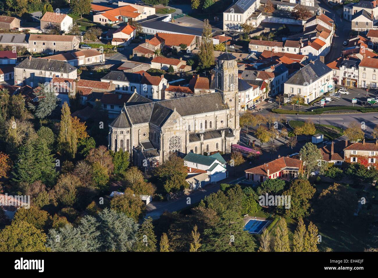 En France, en Vendée, Les Lucs-sur-Boulogne, l'église (vue aérienne) Banque D'Images