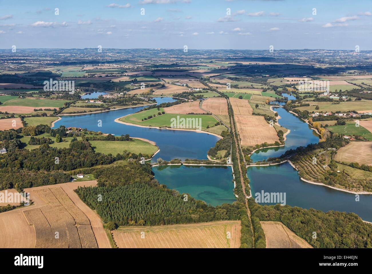 France, Vendée, Sigournais, Rochereau Lake sur la rivière (vue aérienne) Banque D'Images