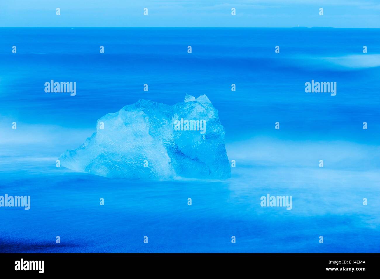 L'Islande, l'Austurland, Jokulsarlon, iceberg échoué sur une plage de sable noir Banque D'Images