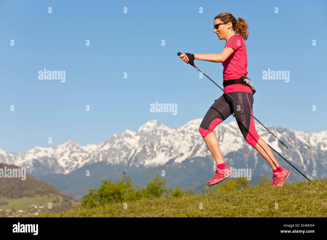 France, Isère, woman practicing course de montagne dans l'arrière-plan Chartreuse (MR A01) Banque D'Images