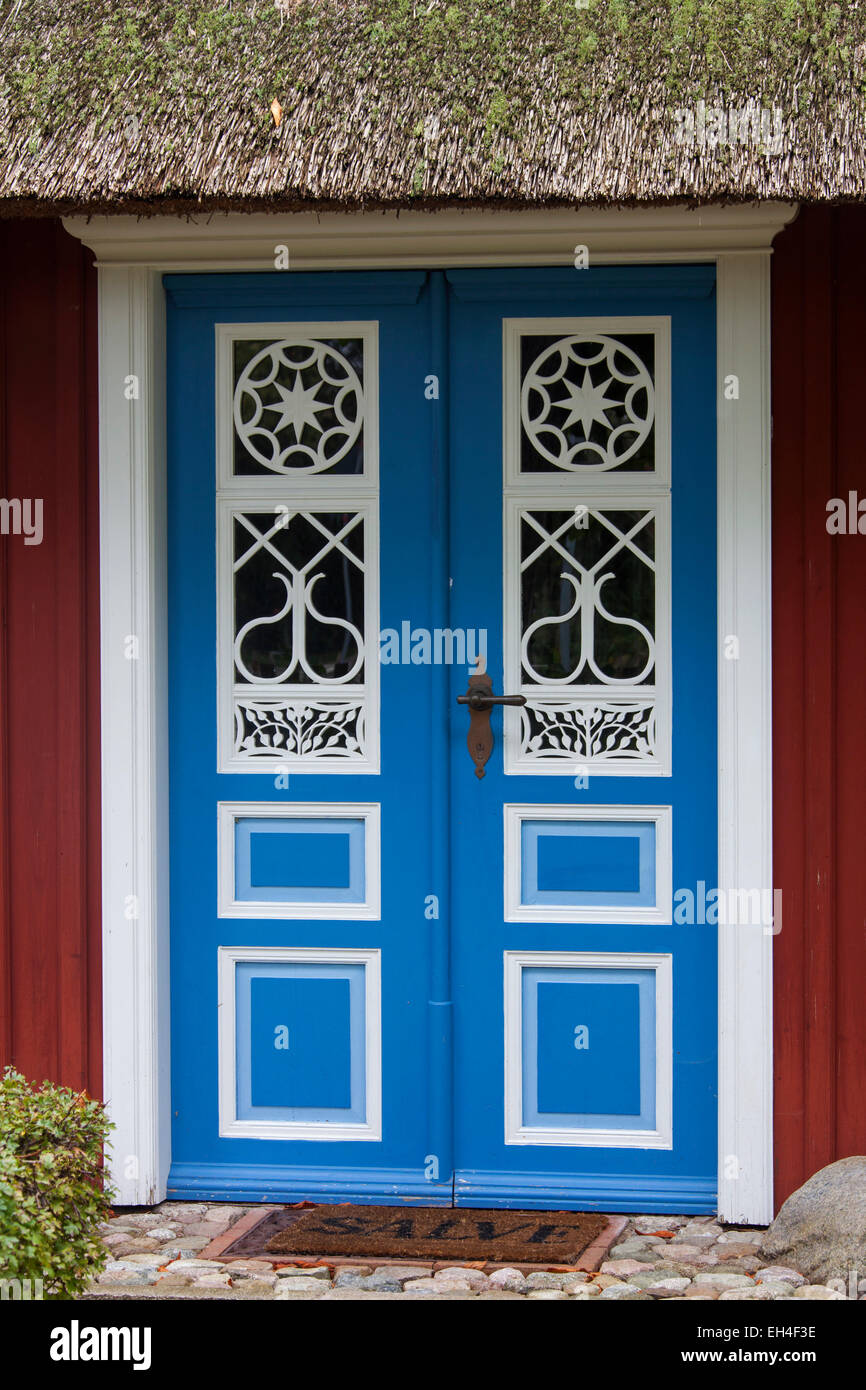 Porte d'entrée décorée d'idylliques chaumière à naissance auf dem Darß / Darss, Fischland-Darss-Zingst, Allemagne Banque D'Images