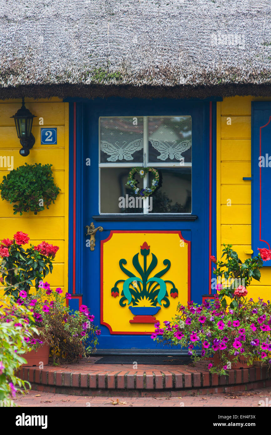 Porte d'entrée décorée d'idylliques chaumière à naissance auf dem Darß / Darss, Fischland-Darss-Zingst, Allemagne Banque D'Images