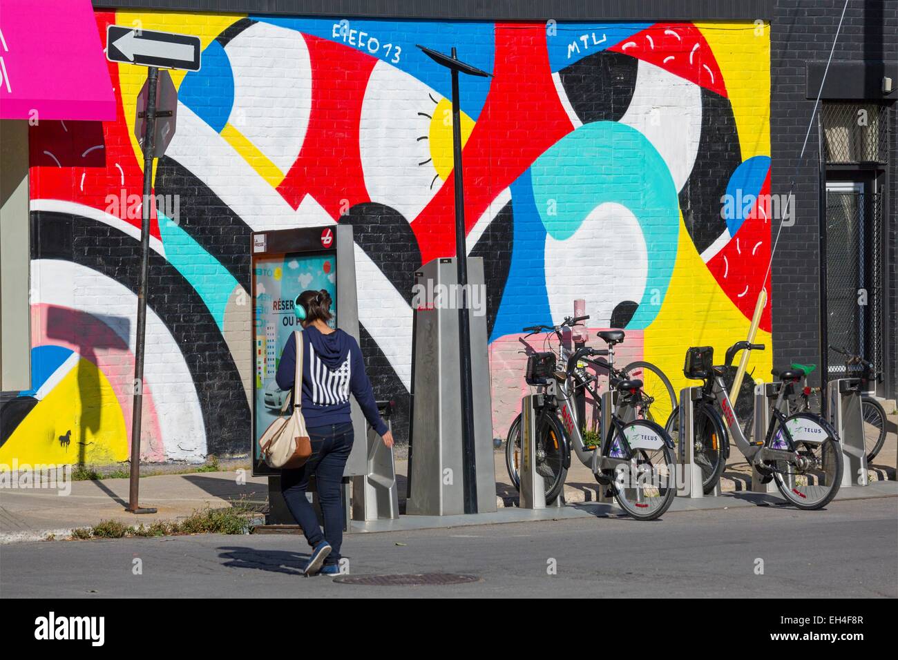 Canada, Québec, Montréal, l'arrondissement du Plateau-Mont-Royal, murale moderne, avec vélos Bixis piétons, écouter de la musique Banque D'Images