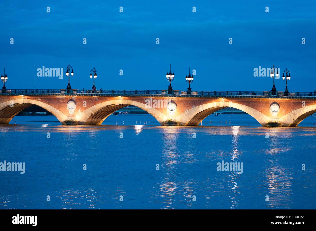 France, Gironde, Bordeaux, zone classée au Patrimoine Mondial de l'UNESCO, Pont de Pierre sur la Garonne Banque D'Images