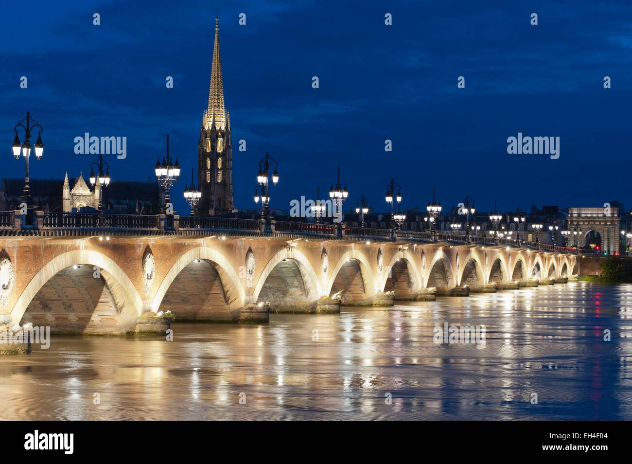 France, Gironde, Bordeaux, zone classée au Patrimoine Mondial de l'UNESCO, Pont de Pierre sur le fleuve Garonne, clocher de la Basilique Saint Michel du 16e siècle Banque D'Images