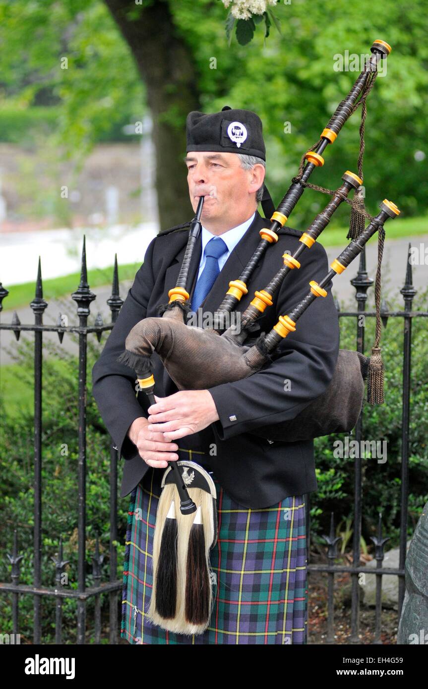 Royaume-uni, Ecosse, Edimbourg, inscrite au Patrimoine Mondial de l'UNESCO, artiste de rue, cornemuse en costume traditionnel Banque D'Images