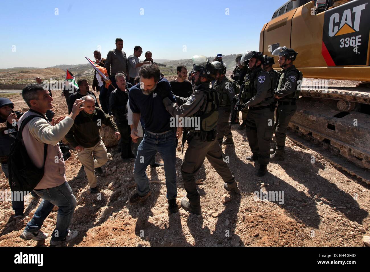Bethléem. 6Th Mar, 2015. Un manifestant palestinien des échauffourées avec des soldats israéliens au cours d'une manifestation contre la confiscation des terres par Israël de colonies de peuplement juives près de la ville cisjordanienne de Abu Dis, près de Bethléem le 6 mars 2015. Credit : Luay Sababa/Xinhua/Alamy Live News Banque D'Images