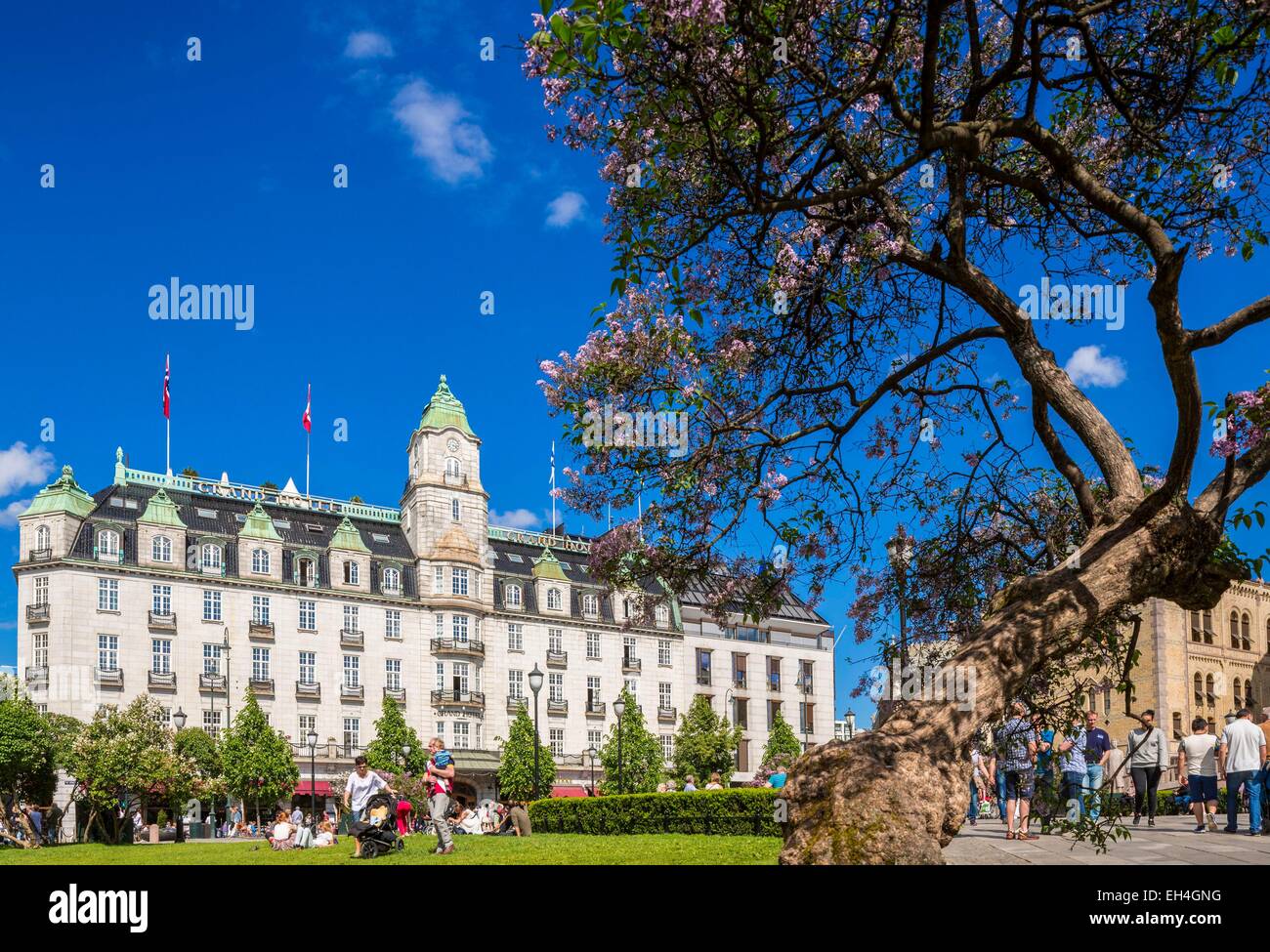 La Norvège, Oslo, la rue Karl Johan, Eidsvoll Square avec au fond du Grand Hotel (1874) suivi par le dramaturge Henrik Ibsen (1828-1906) ainsi que de nombreux artistes de la fin du xixe siècle et le prix Nobel de la paix annuel Banque D'Images