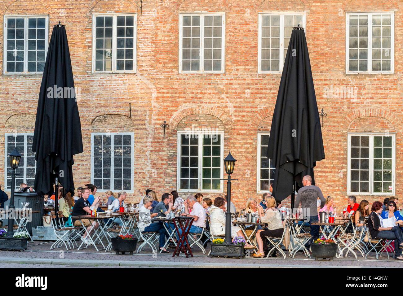 La Norvège, Oslo, Rσdhusgata, Celsius cafe terrasse en face d'un bâtiment du 17ème siècle Banque D'Images