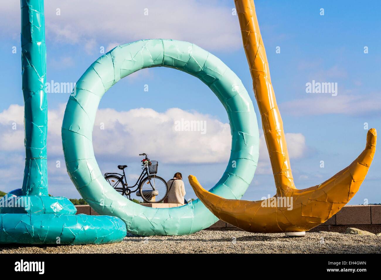 La Norvège, Oslo, Tjuvholmen, sculpture de l'artiste autrichien Franz West appelé Spalt (2003) et installé par le fjord Banque D'Images