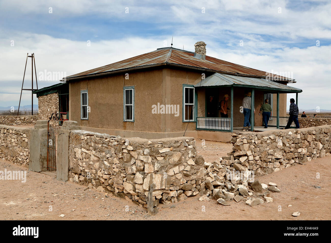 Visiteurs à Schmidt McDonald Ranch House, Trinity Site (première explosion nucléaire, 1945), Nouveau Mexique USA Banque D'Images