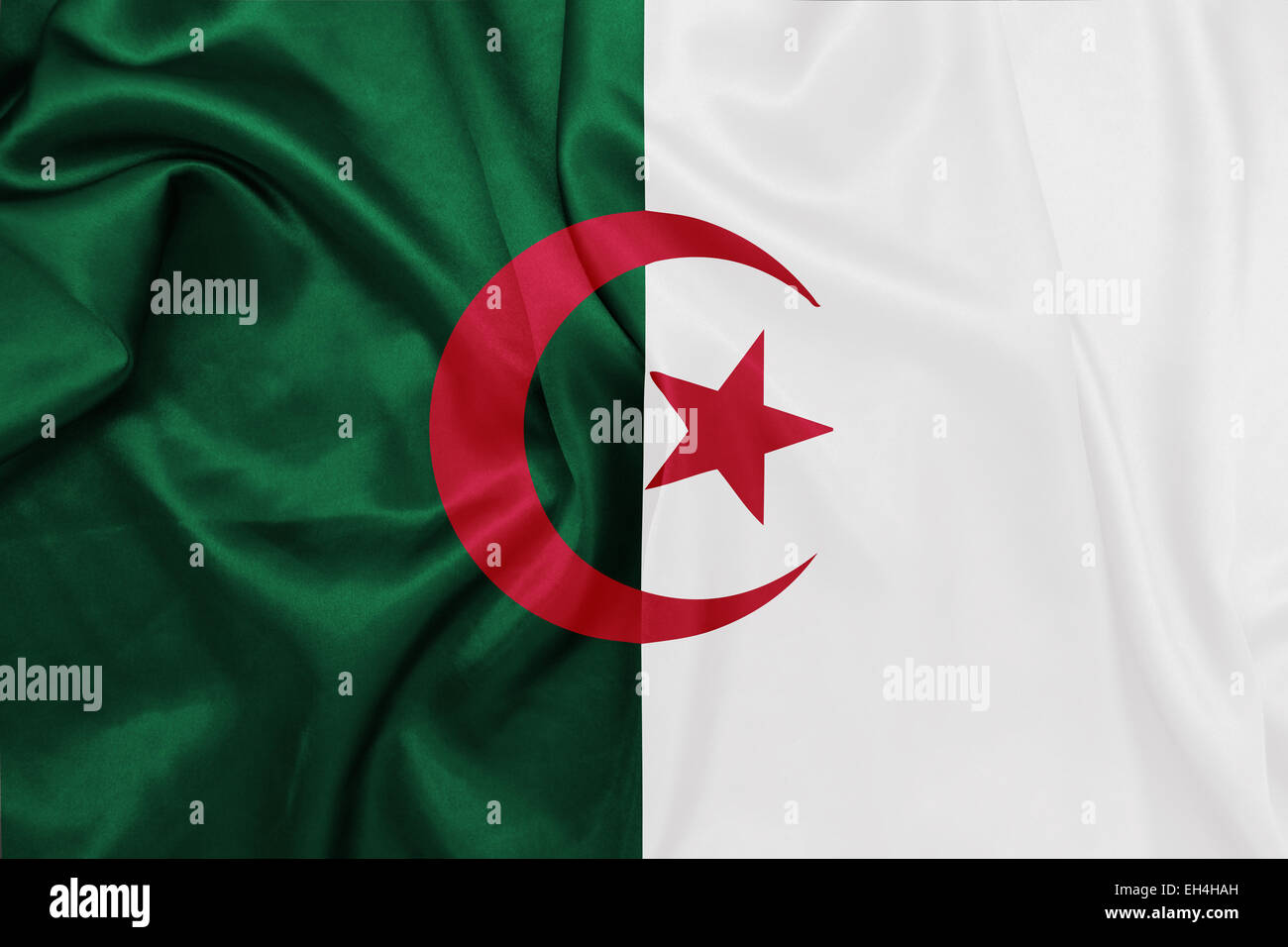 Algérie - brandissant un drapeau national sur la texture de la soie Banque D'Images