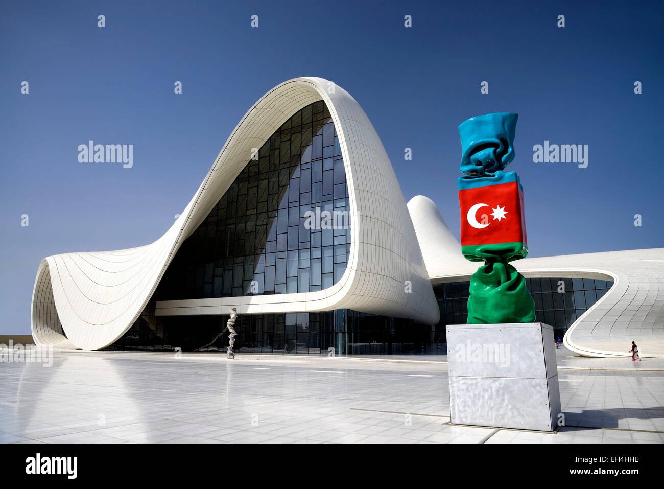 L'Azerbaïdjan, Bakou Heydar Aliyev, centre culturel monument futuriste conçu par l'architecte Zaha Hadid et la sculpture du drapeau national de l'Azerbaïdjan comme bonbons figure par l'artiste français Laurence Jenkell Banque D'Images