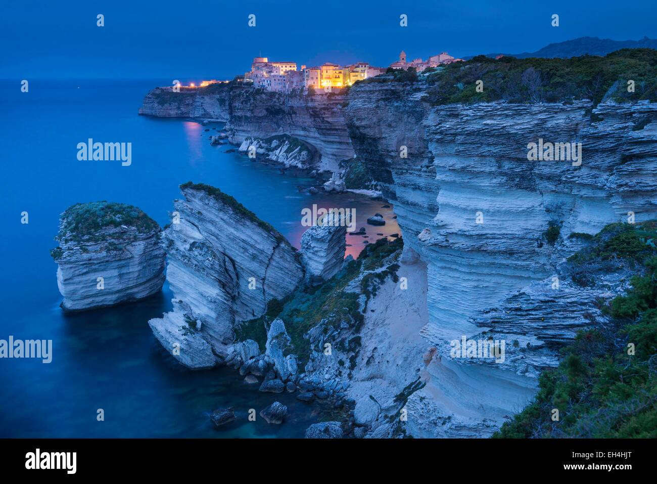 France, Corse du Sud, Bonifacio, le village, la falaise et le rocher appelé le grain de sable Banque D'Images