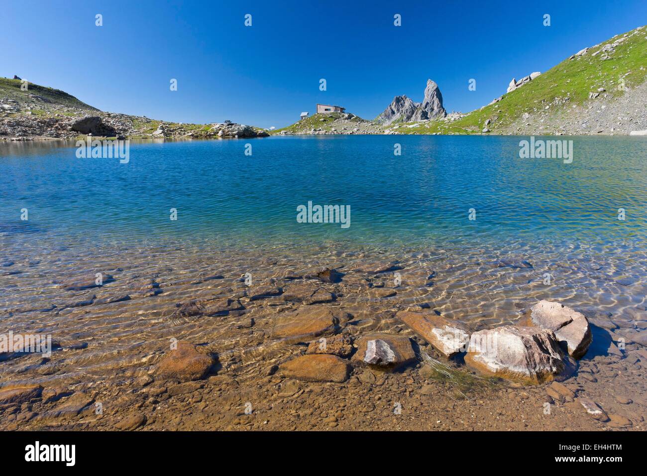 France, Savoie, montagne du Beaufortain, La Côte d'Aime, le lac de Presset et le refuge de Presset (2514m) avec vue sur la Pierra Menta (2714m) Banque D'Images