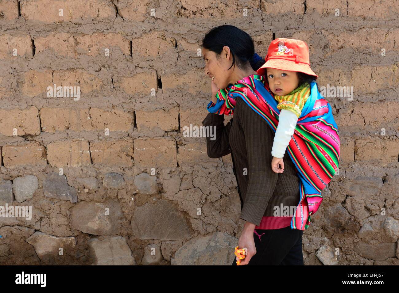 Le Pérou, Cuzco Cuzco, province, inscrite au Patrimoine Mondial de l'UNESCO, péruvienne et sa fille enveloppée dans un poncho Banque D'Images