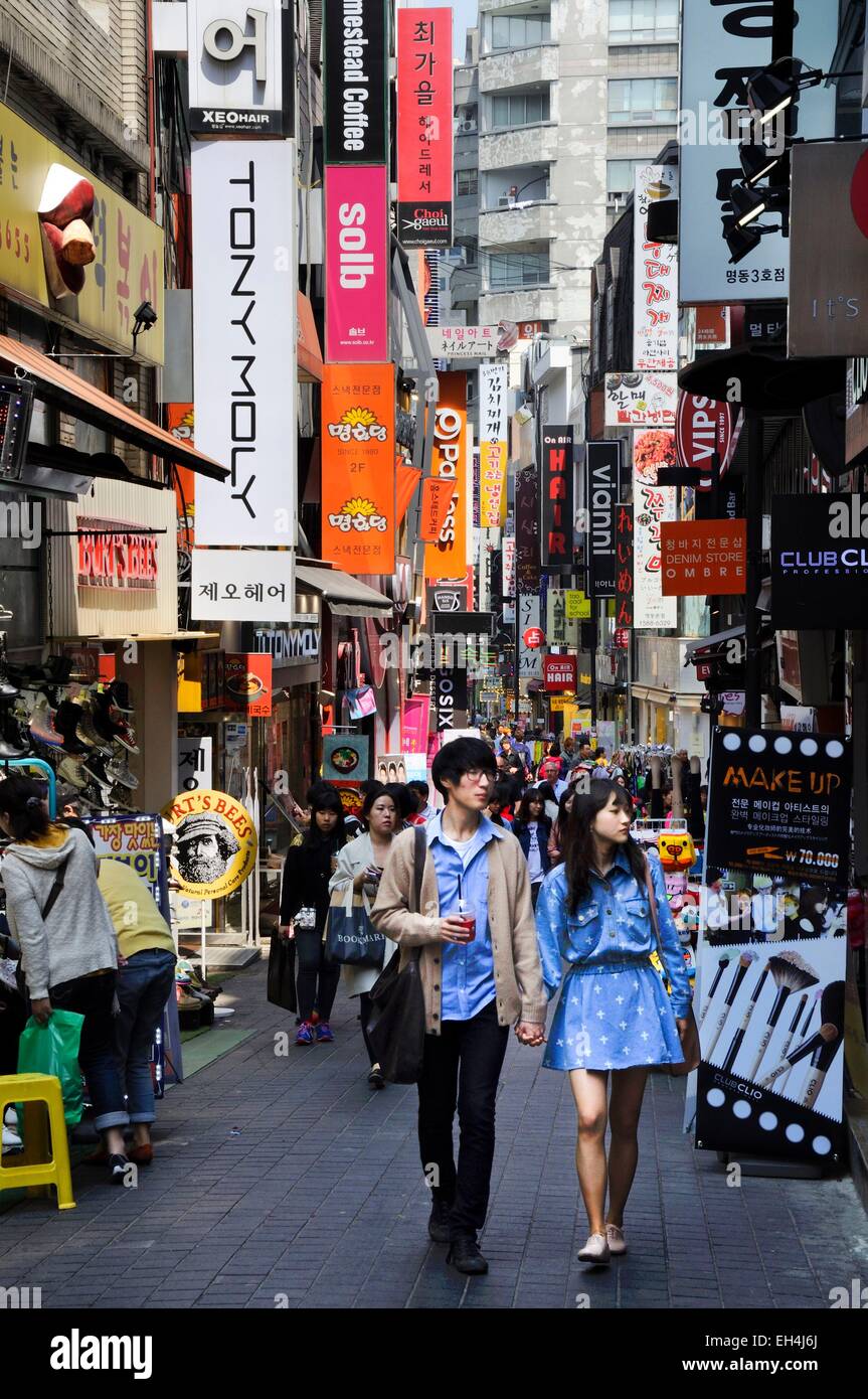 La Corée du Sud, Séoul, rue commerçante du centre-ville dans le quartier Myeongdong Banque D'Images