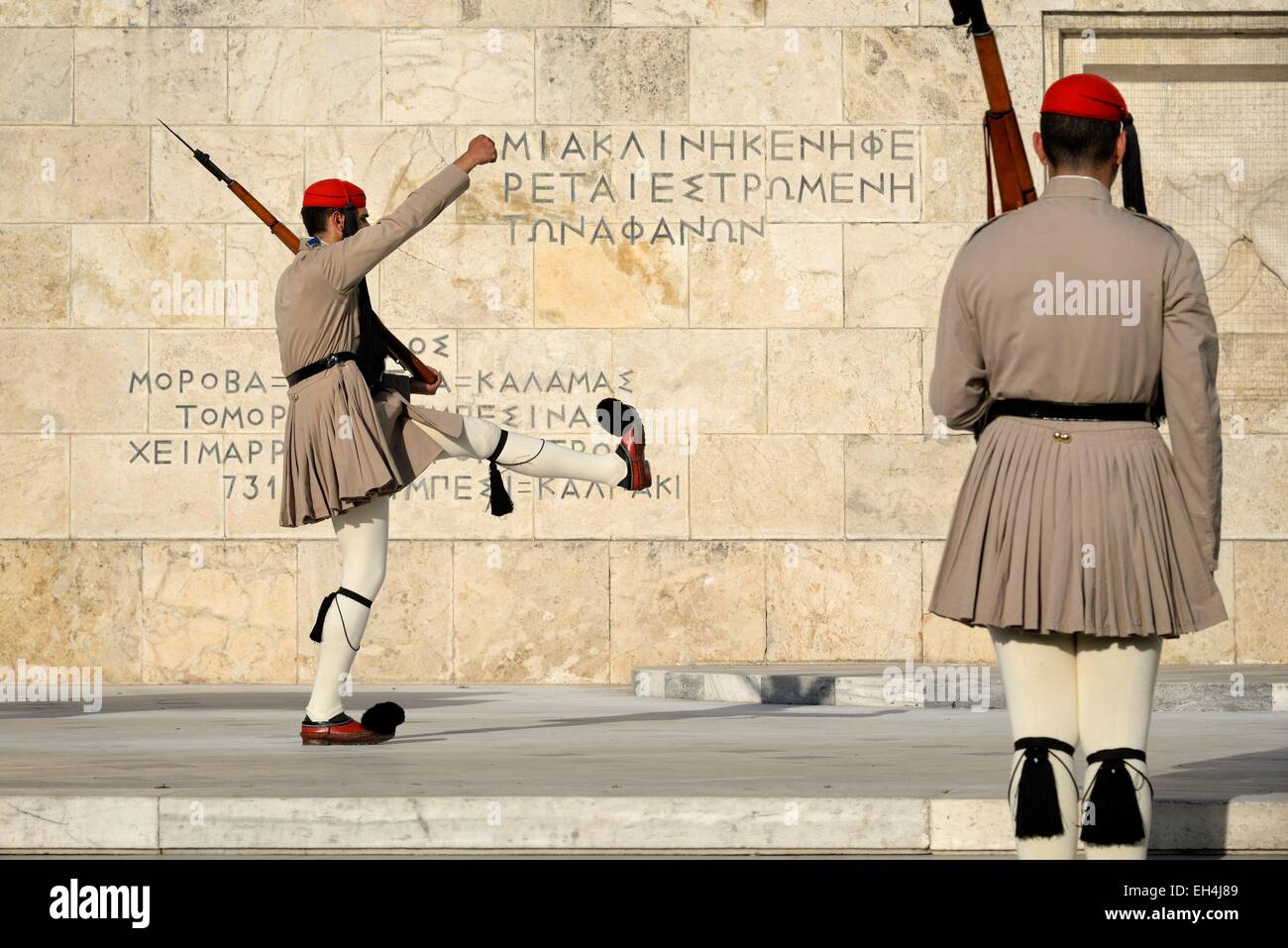 La Grèce, de l'Attique, Athènes, la Place Syntagma, édifices du Parlement, Evzone durant la garde cérémonie de la relève de la garde sur la tombe du soldat inconnu Banque D'Images