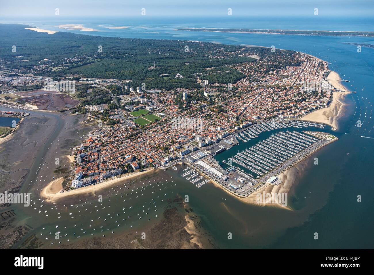 France, Gironde, Arcachon, le port et la ville, le Cap Ferret et la Dune du Pilat (vue aérienne) Banque D'Images