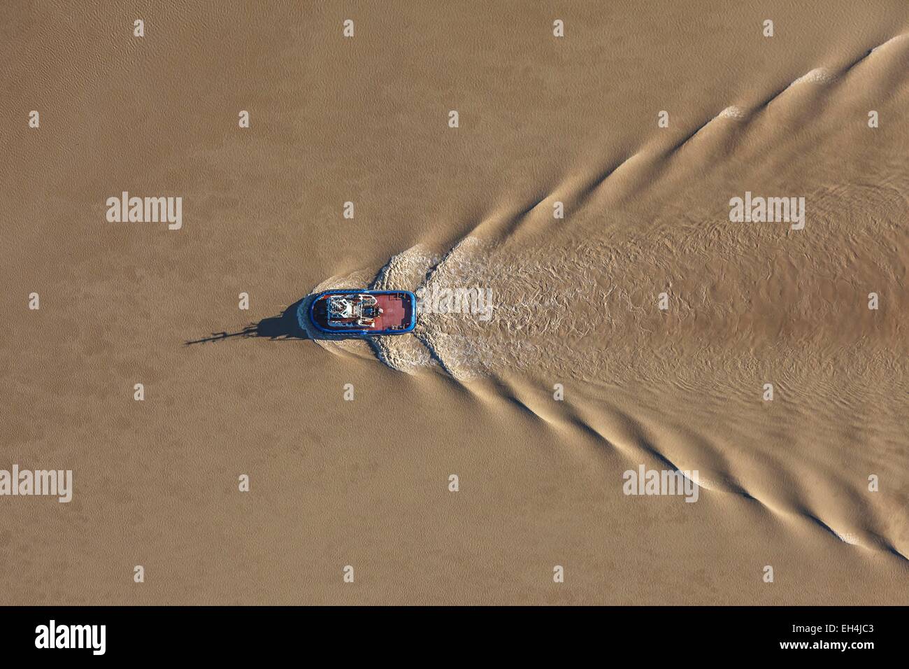 France, Gironde, Bayon sur Gironde, remorqueur sur la Gironde (vue aérienne) Banque D'Images