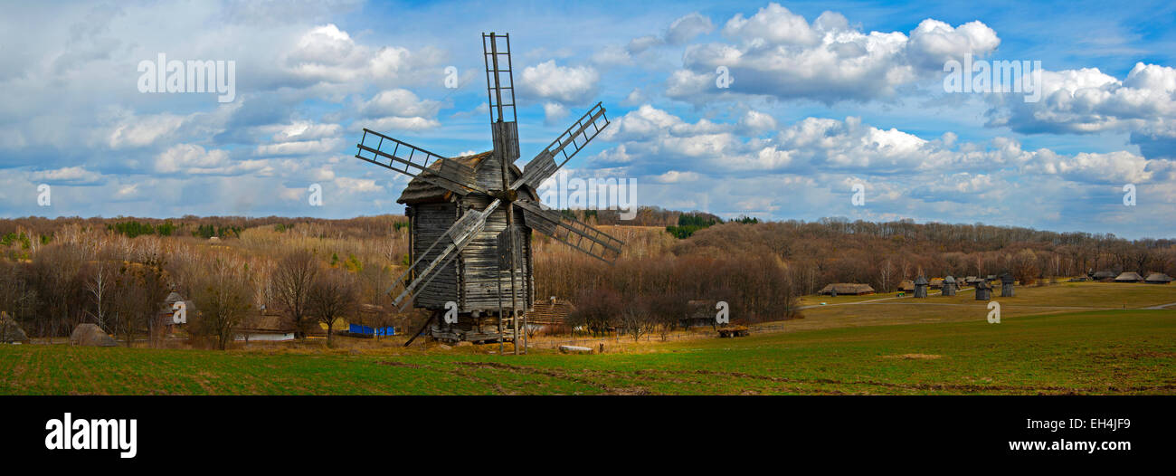 Panorama paysage Moulin en bois au printemps.L'Ukraine, Kiev,Musée de l'architecture en bois Pirogovo Banque D'Images