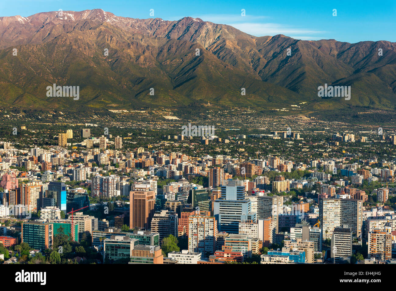 Vue panoramique de Santiago de Chili et de montagnes de Los Andes Banque D'Images Vue panoramique de Santiago de Chili et de montagnes de Los Andes Banque D'Images