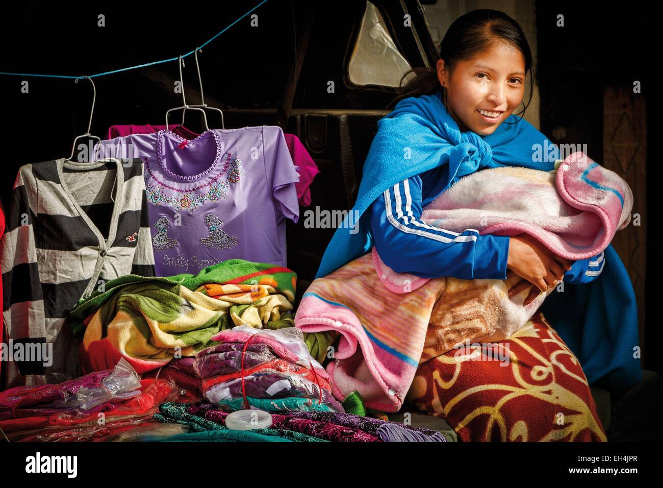 L'Équateur, Cotopaxi, Zumbahua, jour de marché au village de Zumbahua, portrait d'un paysan équatorien suckling sa fille sur le marché Banque D'Images