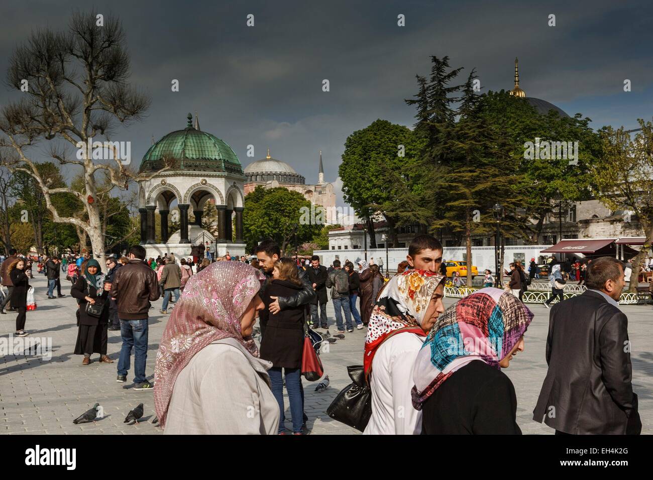 La Turquie, Istanbul, centre historique classé au Patrimoine Mondial par l'UNESCO, le quartier de Sultanahmet, l'Hippodrome de Constantine, les femmes turques et les hommes jouissant d'un dimanche ensoleillé pour une promenade Banque D'Images