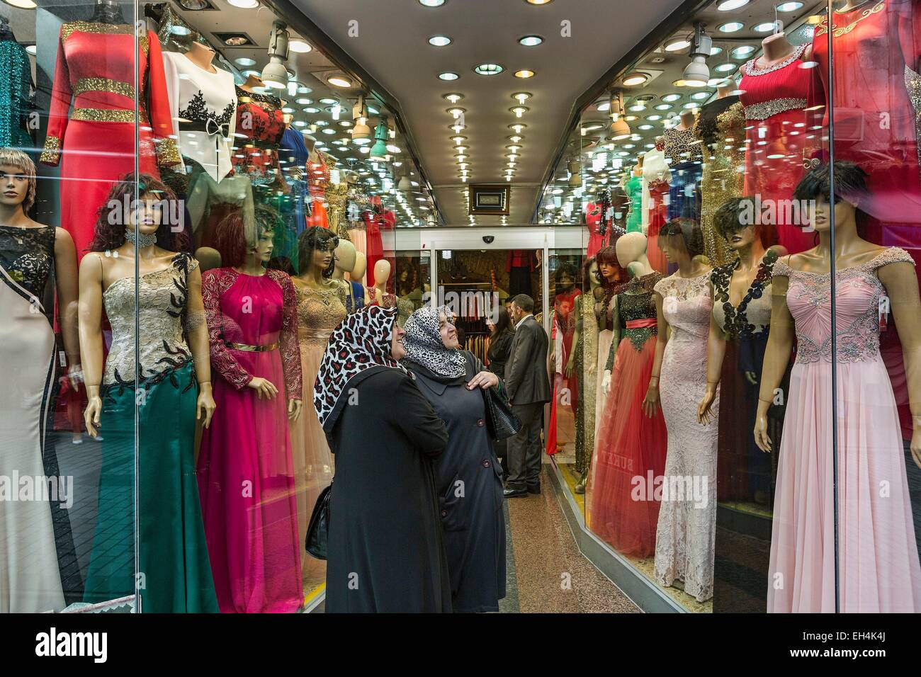 La Turquie, Istanbul, Mercan, les femmes turques en contemplant la fenêtre d'un magasin de vêtements traditionnels Banque D'Images