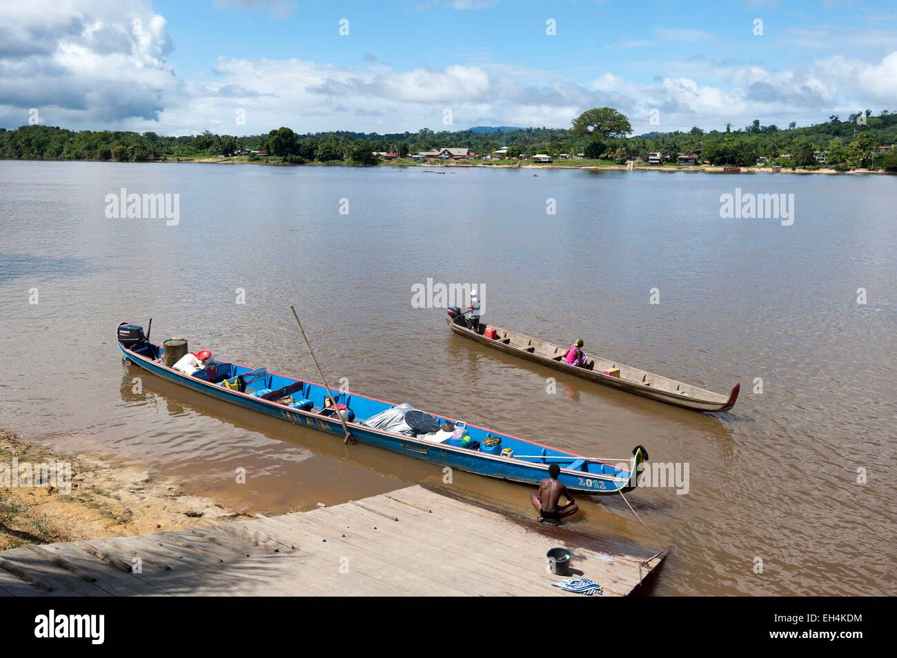 République du Suriname, deux pirogues sur la rivière Lawa devenir en aval du fleuve Maroni, sur la rive opposée du village Papaïchton en Guyane Banque D'Images