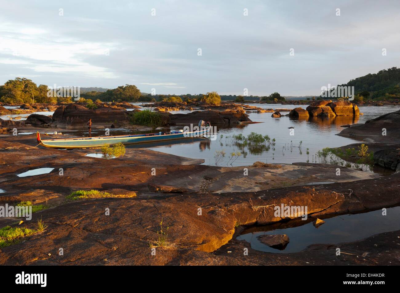 France, Guyane, Parc amazonien de Guyane (Parc amazonien de la Guyane), l'abattis Cottica, Lawa River En aval de la rivière Maroni, homme solitaire et sa pirogue au coucher du soleil, dans un endroit appelé grands rochers Banque D'Images