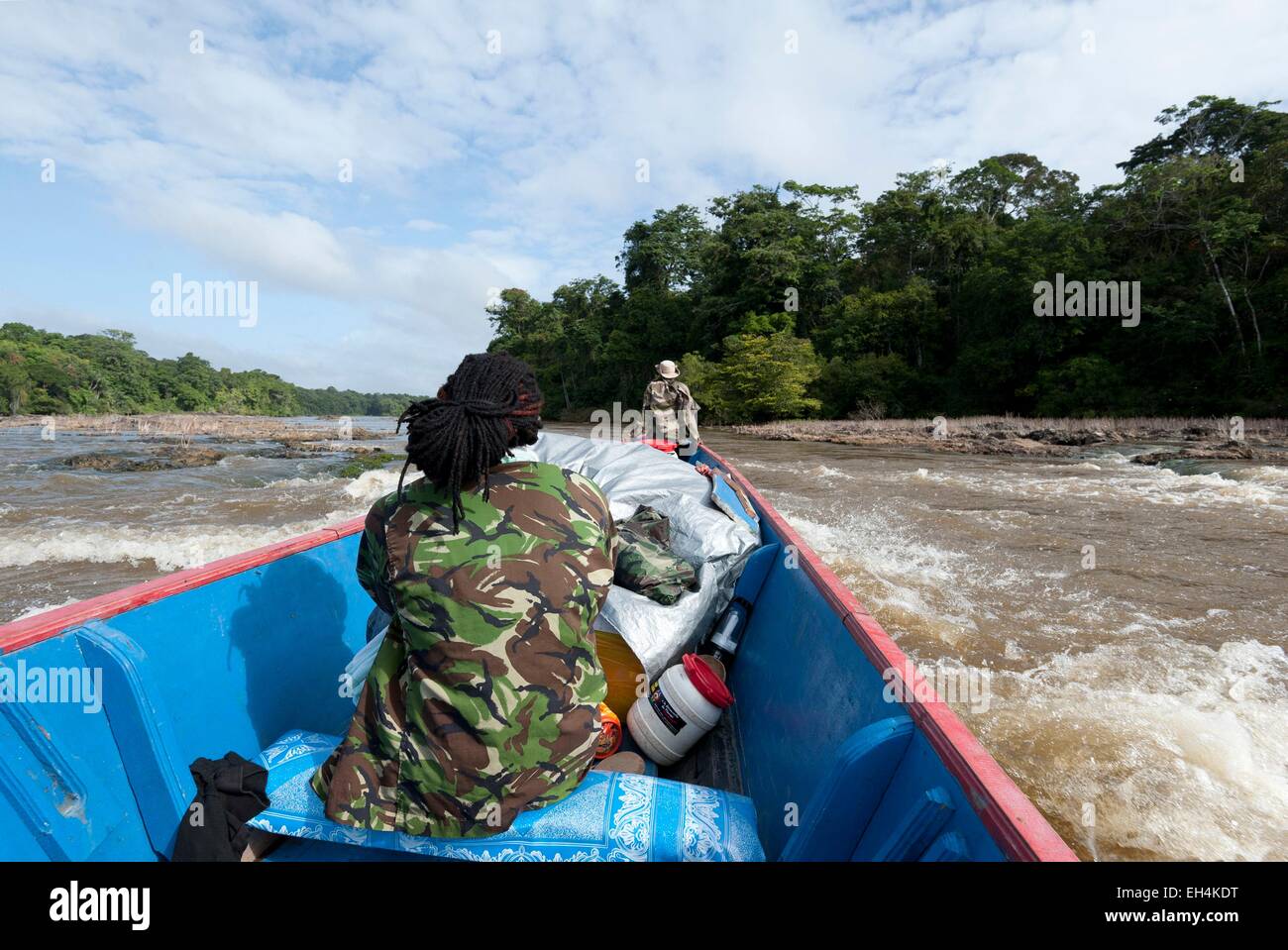 France, Guyane, Parc amazonien de Guyane (Parc amazonien de la Guyane), l'abattis Cottica, Lawa River En aval du fleuve Maroni en pirogue, dans des rapides (sauts) d'abattis Cottica Banque D'Images