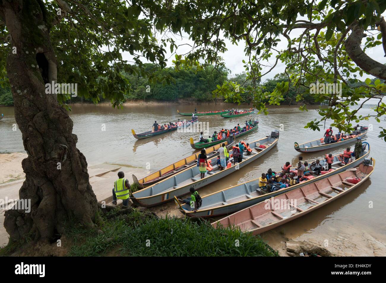France, Guyane, Parc amazonien de Guyane (Parc amazonien de la Guyane), Mofina, pirogues de transport scolaire sur le Lawa, en aval de devenir le Maroni River Banque D'Images