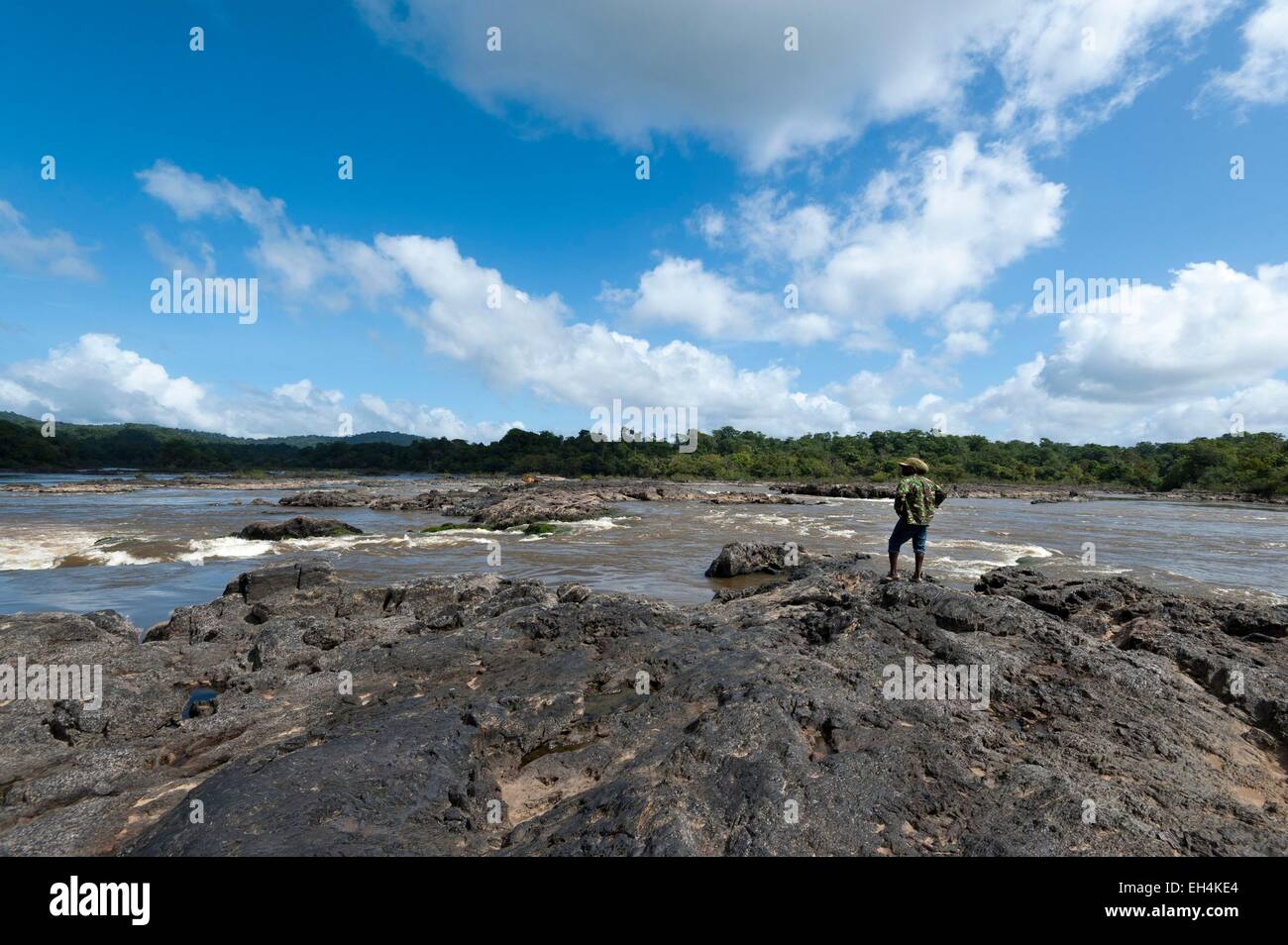 France, Guyane, Parc amazonien de Guyane (Parc amazonien de la Guyane), et de la rivière Tapanahony Lawa river confluence devenir ici le Maroni, fleuve rapids (saut) appelé saut de la grande richesse, une voiture chargée sur une pirogue passe en amont, l'homme seul Banque D'Images