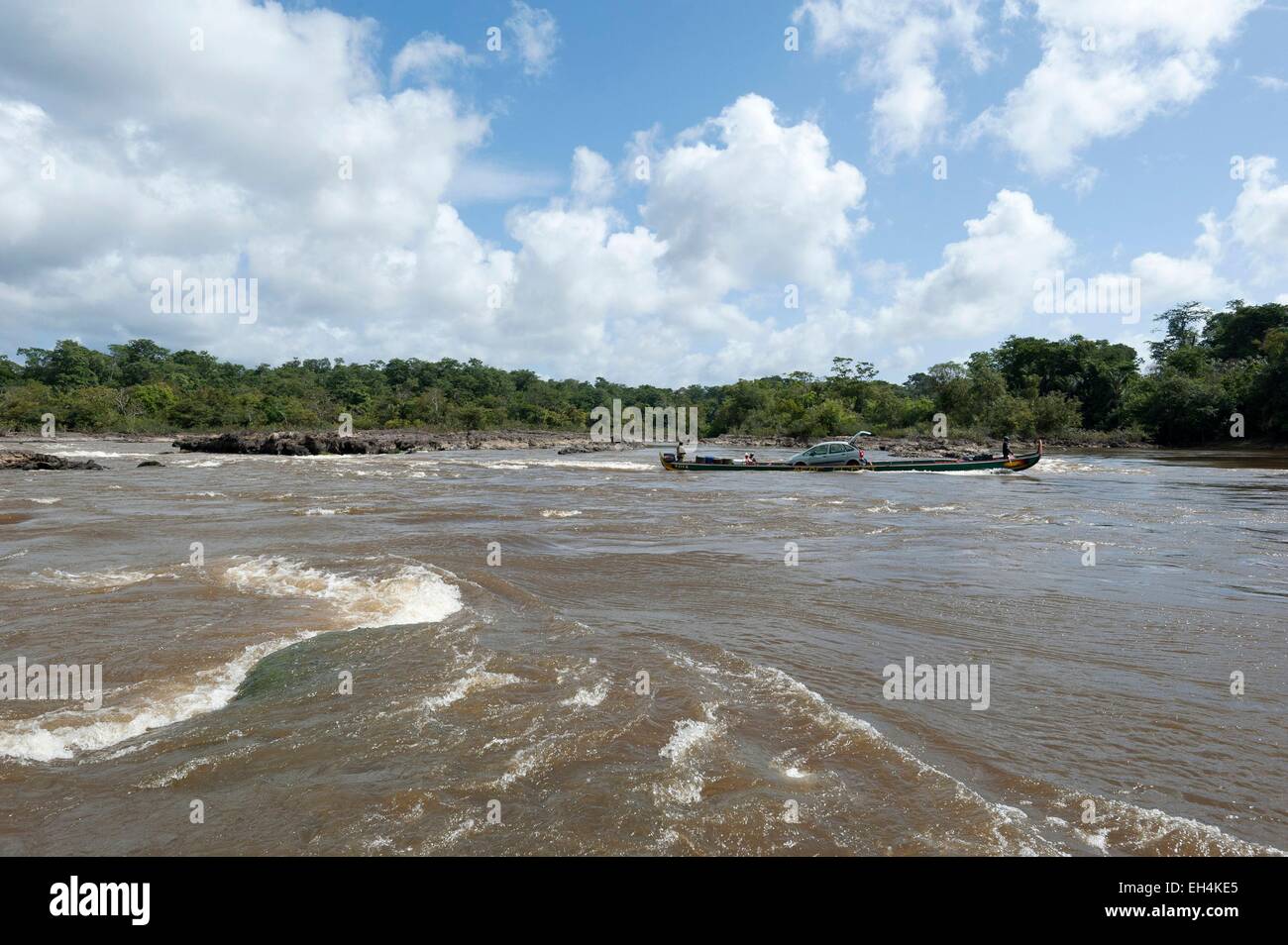 France, Guyane, Parc amazonien de Guyane (Parc amazonien de la Guyane), et de la rivière Tapanahony Lawa river confluence devenir ici le Maroni, fleuve rapids (saut) appelé saut de la grande richesse, une voiture chargée sur une pirogue se dirige vers l'amont Banque D'Images
