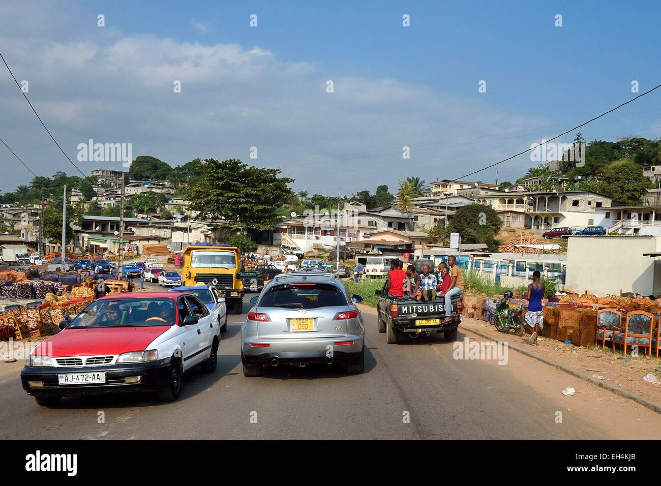 Le GABON, Libreville, vente de meubles le long de la Route Nationale 1  (route nationale Photo Stock - Alamy