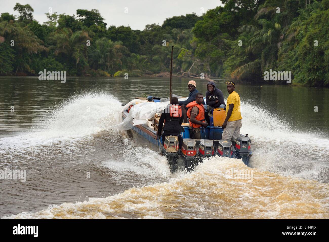 Le Gabon, Ogooue-Maritime Province, le transport de fret sur un bateau à moteur de descendre une rivière du Fernan Vaz (lagune Nkomi) Banque D'Images