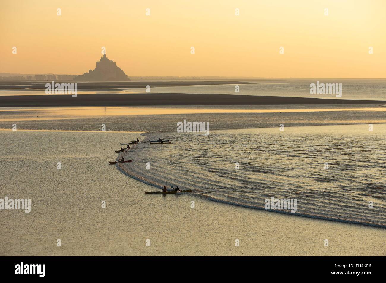 France, Manche, baie du Mont Saint Michel, classé au Patrimoine Mondial de l'UNESCO, un kayakists équitation le Mascaret lors des grandes marées d'automne de l'onde et l'îlot Tombelaine dans l'arrière-plan Banque D'Images