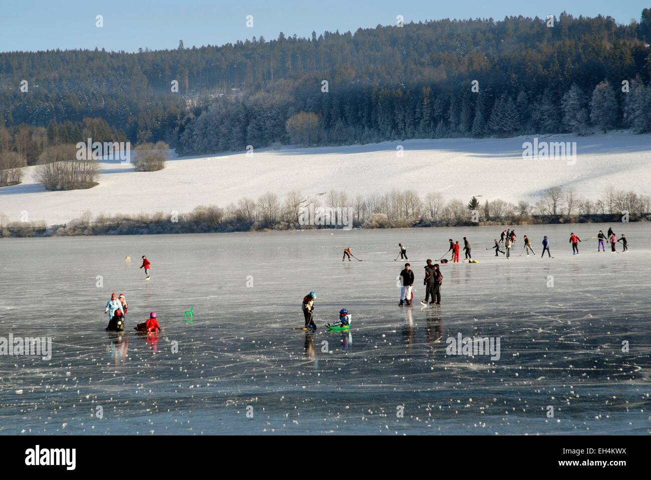 France, Doubs, Saint Point, Lac Saint Point Lac, patinage sur le lac gelé  en hiver, luge, hockey sur glace Photo Stock - Alamy