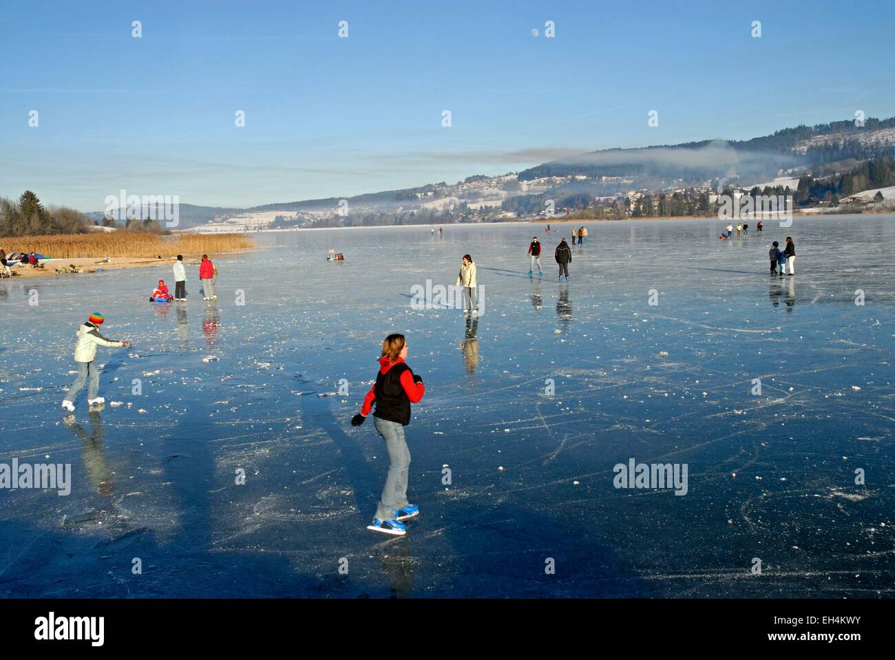 France, Doubs, Saint Point, Lac Saint Point Lac, patinage sur le lac gelé  en hiver, luges Photo Stock - Alamy