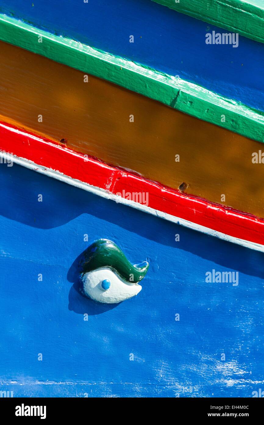 Malte, Marsaxlokk, Malte's eye (OSIRIS) typique est dessinée sur la proue d'un bateau Banque D'Images