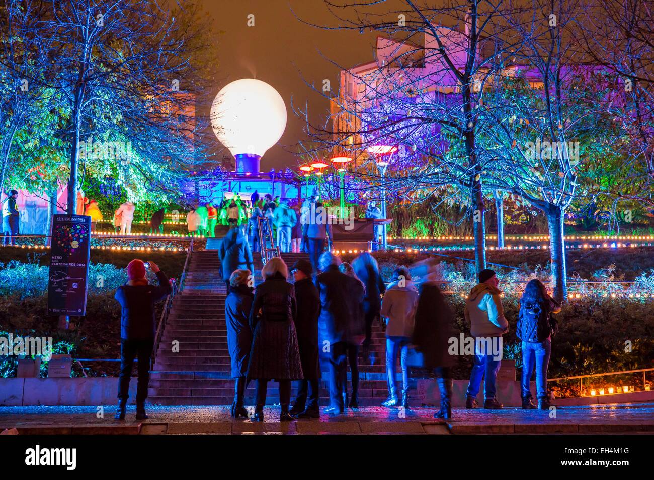 France, Rhône, Lyon, site historique classé au Patrimoine Mondial par l'UNESCO, la Fete des Lumieres (fête des lumières), montée de la Grande Côte, district de Croix-Rousse, show Sweet City de Jacques Rival Banque D'Images