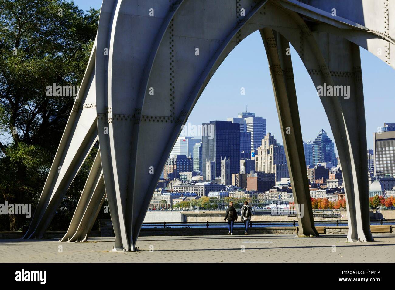 Canada, Québec, Montréal, l'Île Sainte-Hélène, Parc Jean Drapeau, la sculpture l'homme par l'Alexander Calder et à l'arrière-plan la ville et ses gratte-ciel Banque D'Images