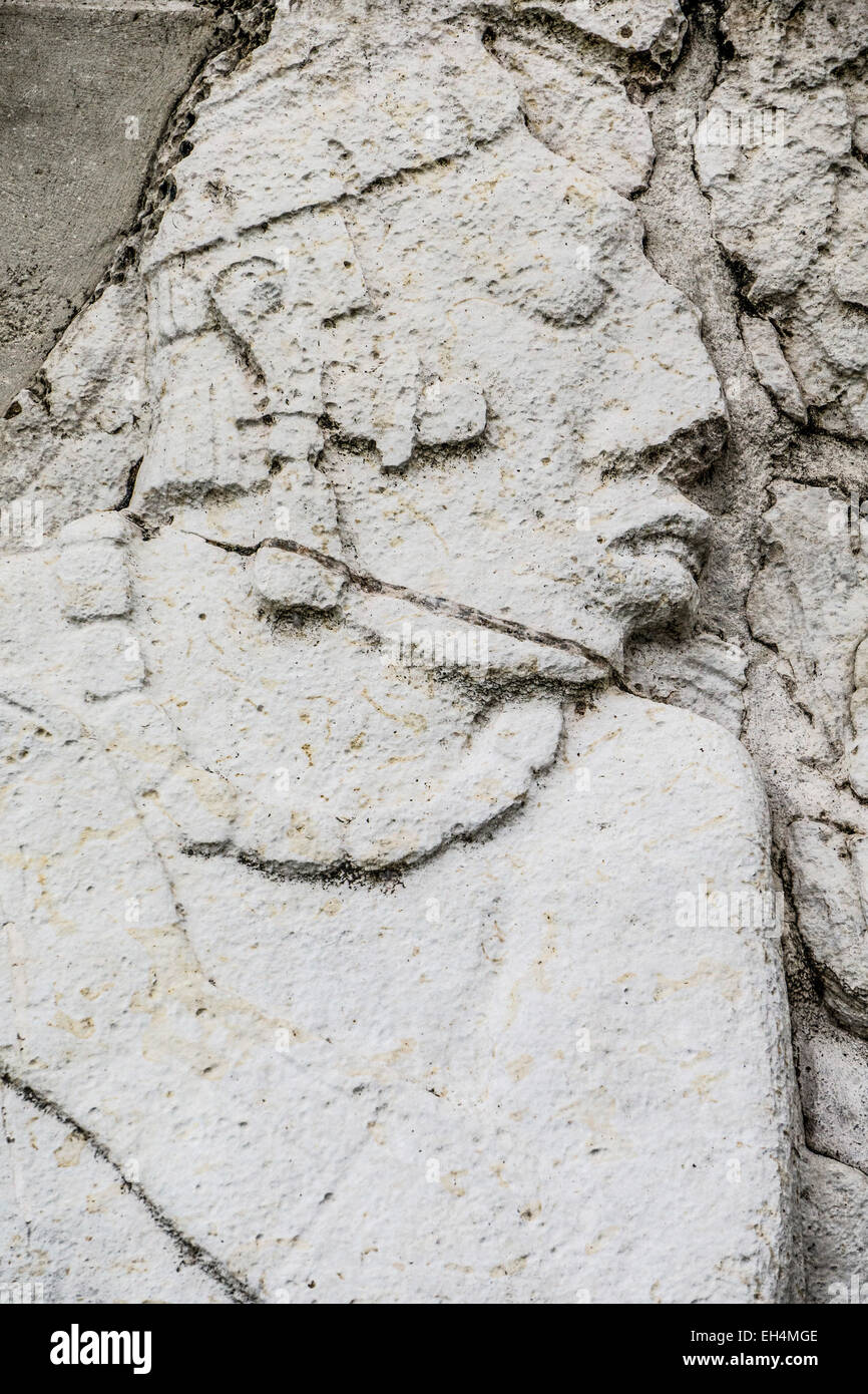 Bas-relief en calcaire de tête chieftain en captivité avec la main gauche sur l'épaule droite à l'est du patio Palace chefs capturés Palacio Banque D'Images