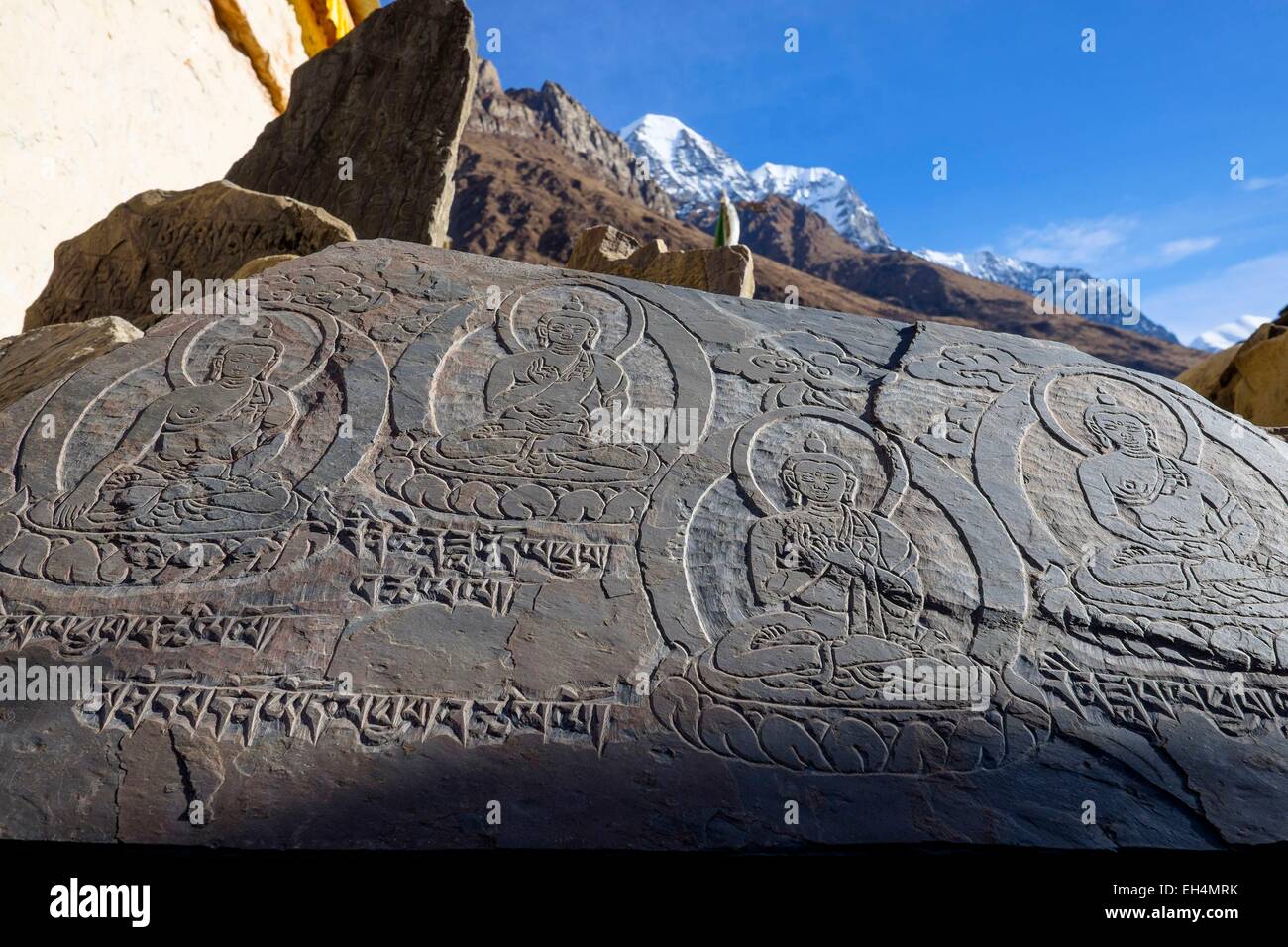 Le Népal, Gandaki zone, Manaslu Circuit, entre Lho et Samagaon, Samagaon (alt.3520m), des pierres gravées avec des formules sacrées bouddhistes ou pierres mani Banque D'Images