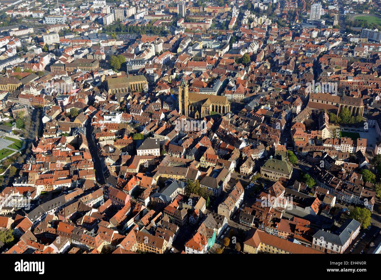 France, Alsace, Colmar, centre-ville avec la cathédrale Saint Martin et collégiale (vue aérienne) Banque D'Images