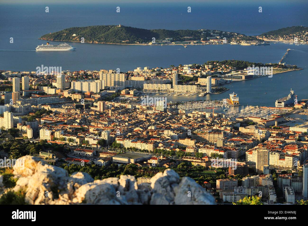 La France, Var, Toulon, Point de vue sur Toulon et son port depuis le  belvédère du Mont Faron (altitude : 540 mètres Photo Stock - Alamy