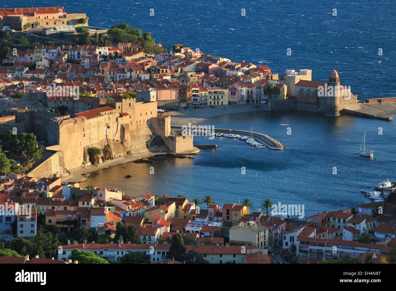 France, Pyrénées Orientales (66), Collioure, Point de vue sur le village de Collioure et le ruisseau Baleta depuis St Elme Fort Banque D'Images